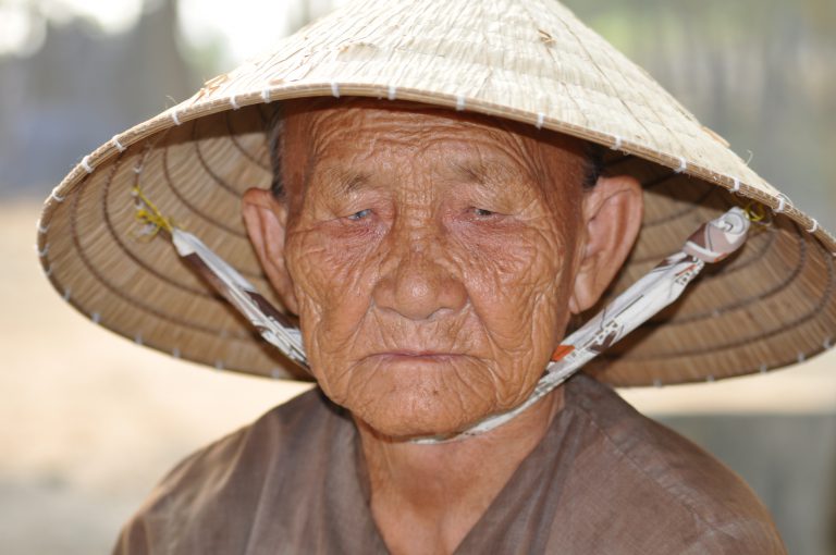 Wanddecoratie | Oude vrouw met hoed in Vietnam, fotografie, fotograaf, reisfotografie, vrij werk, kunst, art