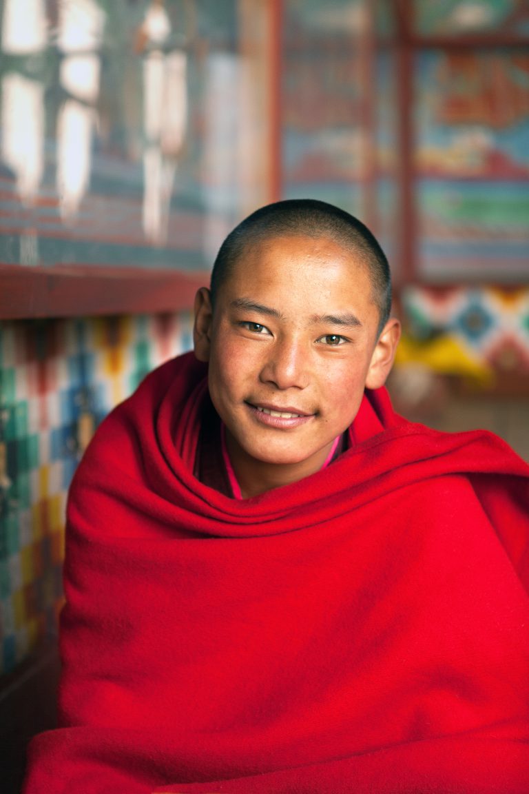 Wanddecoratie | Monnik in klooster in Bhutan, fotografie, fotograaf, reisfotografie, vrij werk, kunst, art