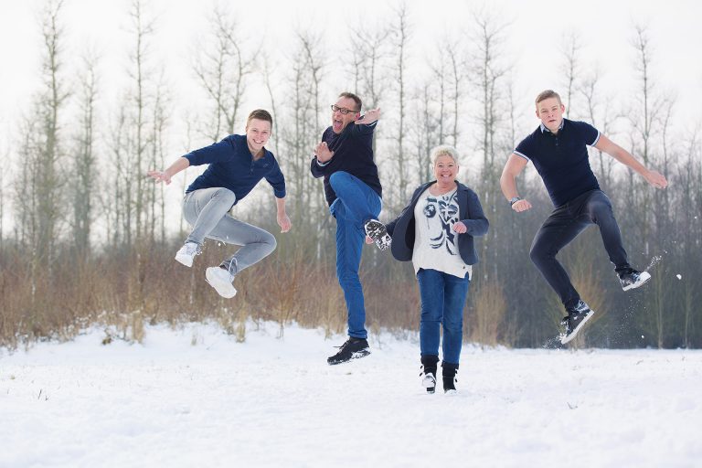 familie fotograaf Heerhugowaard, gezin in de sneeuw, vrienden, gezin, gezinsfotograaf, familiefotograaf