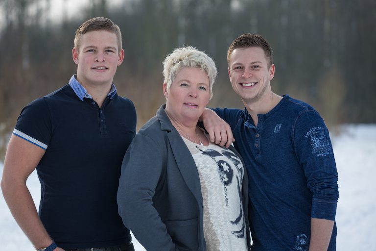 familie fotograaf Heerhugowaard, moeder met haar zoons, vrienden, gezin, gezinsfotograaf, familiefotograaf