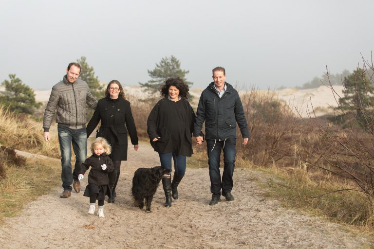 familie fotograaf Heerhugowaard, in de duinen bij Schoorl, vrienden, gezin, gezinsfotograaf, familiefotograaf