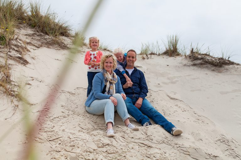 familie fotograaf Heerhugowaard, gezin in de duinen van Hargen, vrienden, gezin, gezinsfotograaf, familiefotograaf