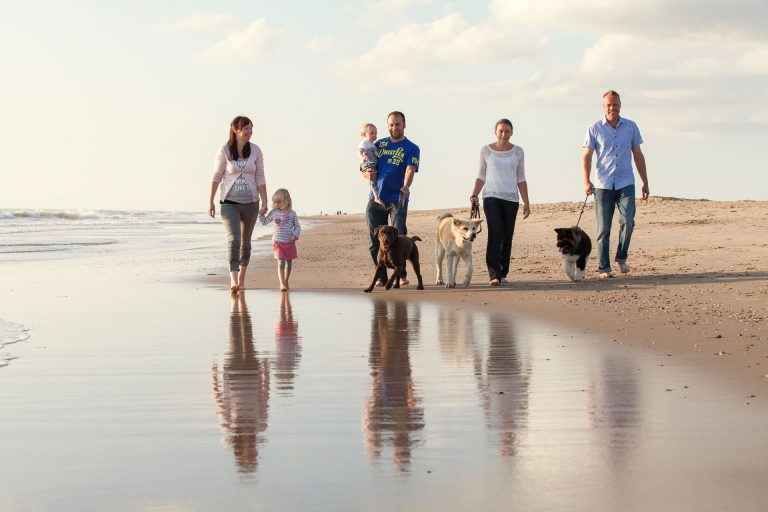 familie fotograaf Heerhugowaard, familie met honden op het strand, vrienden, gezin, gezinsfotograaf, familiefotograaf
