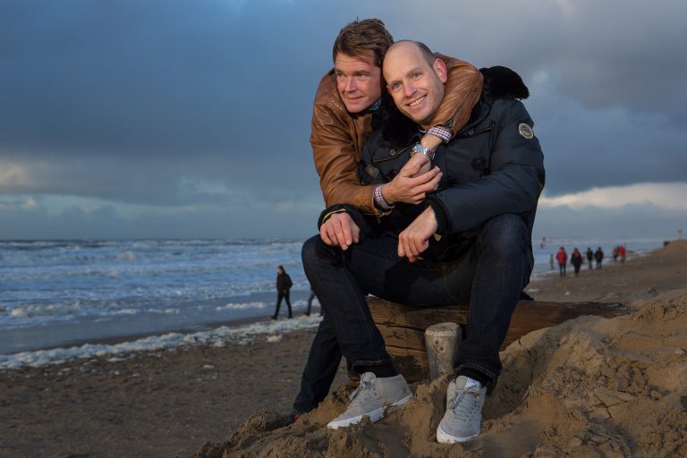 familie fotograaf Heerhugowaard, stel op een winterse dag in Zandvoort, vrienden, gezin, gezinsfotograaf, familiefotograaf