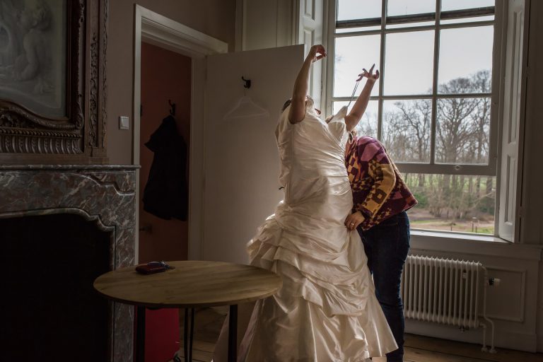 huwelijk fotograaf Heerhugowaard, Het aantrekken van de jurk, trouwen, touwerij, trouwreportage, bruiloft, bruiloftsfotografie