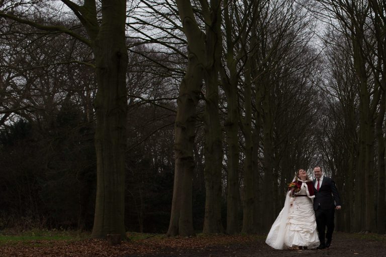 huwelijk fotograaf Heerhugowaard, bruid en bruidegom lopen, trouwen, touwerij, trouwreportage, bruiloft, bruiloftsfotografie