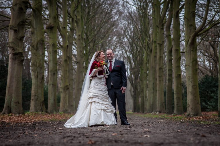 huwelijk fotograaf Heerhugowaard, bruidspaar op een bospad, trouwen, touwerij, trouwreportage, bruiloft, bruiloftsfotografie