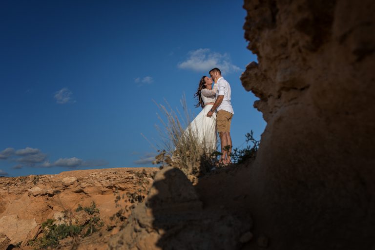huwelijk fotograaf Heerhugowaard, bruidspaar kust elkaar, trouwen, touwerij, trouwreportage, bruiloft, bruiloftsfotografie