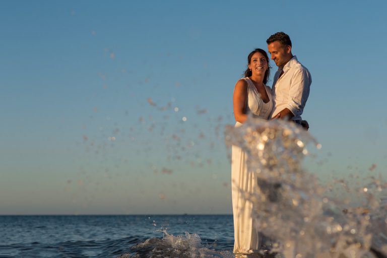 huwelijk fotograaf Heerhugowaard, bruidspaar in het water, trouwen, touwerij, trouwreportage, bruiloft, bruiloftsfotografie