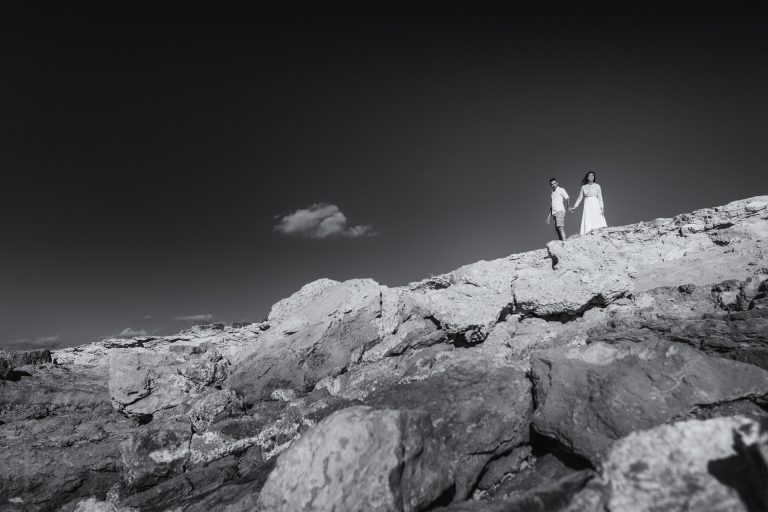 huwelijk fotograaf Heerhugowaard, bruidspaar op de rotsen hand in hand, trouwen, touwerij, trouwreportage, bruiloft, bruiloftsfotografie
