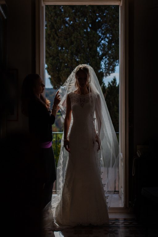 huwelijk fotograaf Heerhugowaard, bruid staat in deuropening, trouwen, touwerij, trouwreportage, bruiloft, bruiloftsfotografie