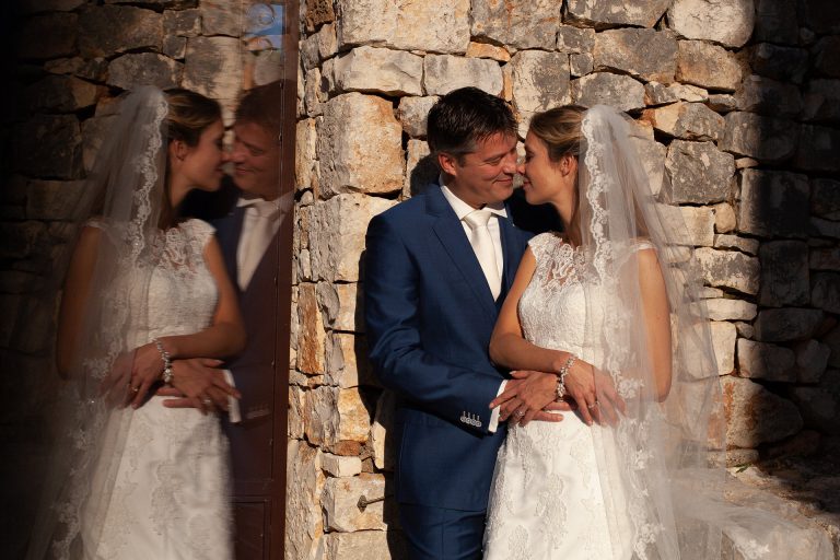 huwelijk fotograaf Heerhugowaard, kussend bruidspaar met spiegeling, trouwen, touwerij, trouwreportage, bruiloft, bruiloftsfotografie