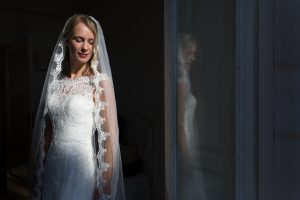 huwelijk fotograaf Heerhugowaard, bruid geniet van de zomer zon, trouwen, touwerij, trouwreportage, bruiloft, bruiloftsfotografie