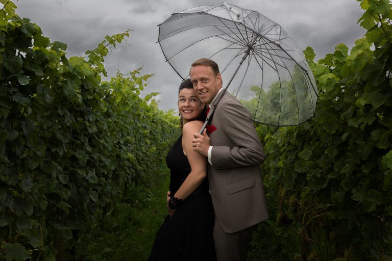 huwelijk fotograaf Heerhugowaard, trouwreportage onder de paraplu, trouwen, touwerij, trouwreportage, bruiloft, bruiloftsfotografie