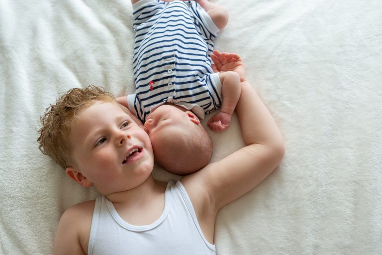 newborn Fotograaf Heerhugowaard, baby Brent met grote broer Cas, fotografie, babyfotografie, pasgeboren