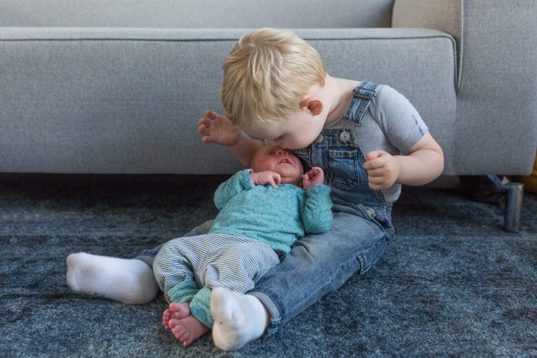 newborn Fotograaf Heerhugowaard, baby krijgt kus van broer, fotografie, babyfotografie, pasgeboren