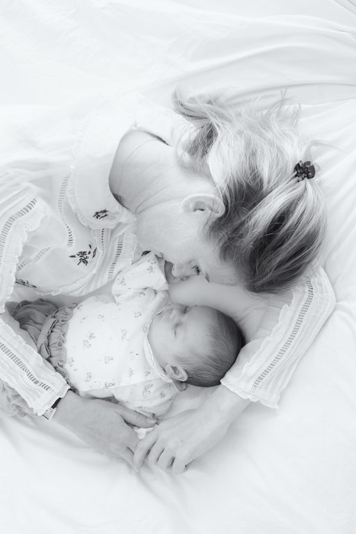 newborn Fotograaf Heerhugowaard, moeder met kindje, fotografie, babyfotografie, pasgeboren