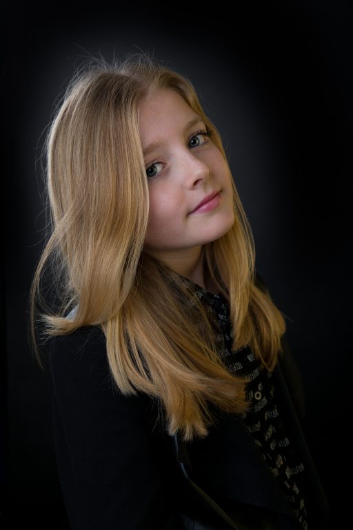 portretfoto Heerhugowaard, portret meisje met jas aan, fotograaf, fotografie, portretten, bedrijfsportret, profielfoto, bedrijfsfotografie