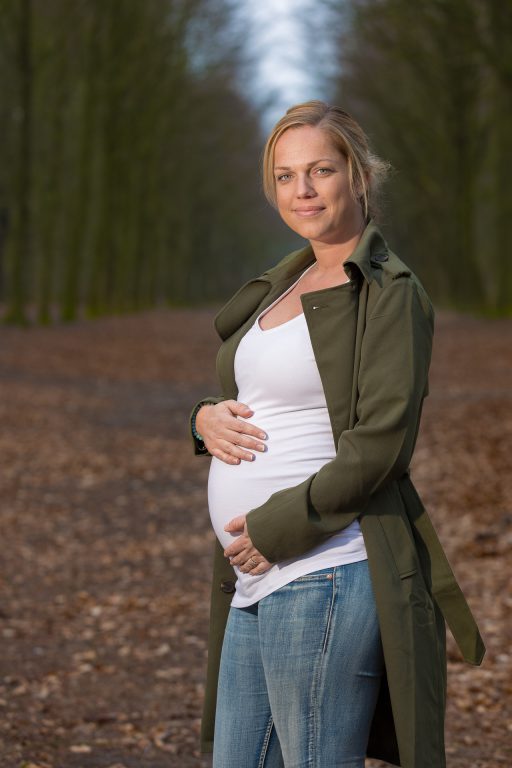 zwangerschap fotograaf Heerhugowaard, zwangere vrouw in het bos, fotografie, foto shoot, zwanger, in verwachting