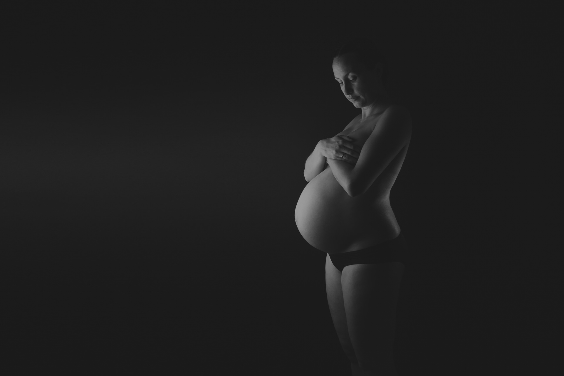 zwangerschap fotograaf Heerhugowaard, zwangere vrouw zwart wit, fotografie, foto shoot, zwanger, in verwachting