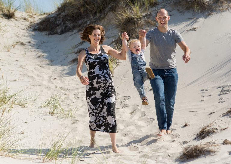zwangerschap fotograaf Heerhugowaard, jong gezin in de duinen, fotografie, foto shoot, zwanger, in verwachting
