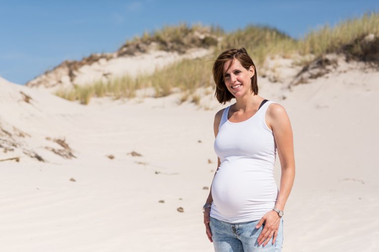 zwangerschap fotograaf Heerhugowaard, in de duinen, fotografie, foto shoot, zwanger, in verwachting