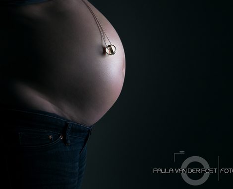 zwangerschap fotograaf Heerhugowaard, dikke buik in de studio, fotografie, foto shoot, zwanger, in verwachting