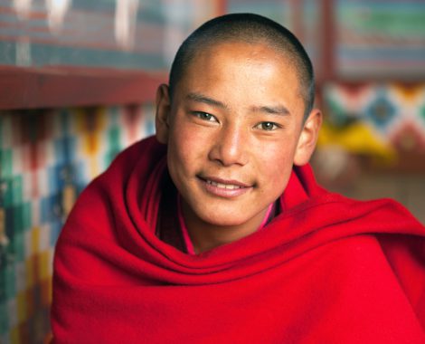 Wanddecoratie | Monnik in klooster in Bhutan, fotografie, fotograaf, reisfotografie, vrij werk, kunst, art
